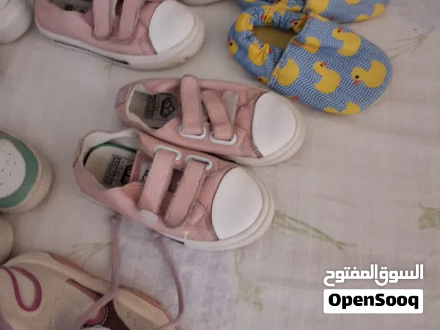 مجموعه شوزات نظيفه جدا بناتي سن من 2 الي 3