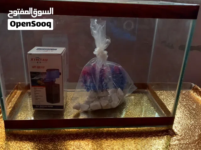 حوض سمك مستعمل  سنه . مع فلتر 6 واط..  وزرع  اصطناعي.  واحجار...مقاس 40سم...في الار