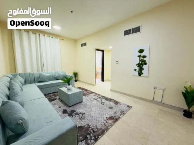 F3 / للايجار الشهري في عجمان الروضة 3 - غرفة وصالة - 2 حمام - وبالكونة - مفروضة فرش نظيف - موقع حيوي