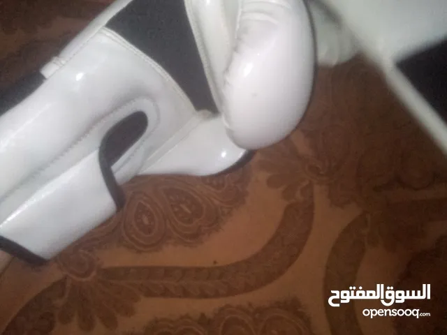 قفازات ملاكمه ..تواصل وتساب ..استعمال شهر فقط الرجاء تواصل على الوتساب فقط 10 دنانير
