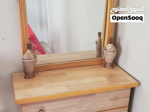 تسريحة مع مرآة للبيع — بحالة جيدة جدا