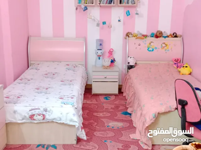 غرفة نوم بنات مستعملة للبيع بحالة ممتازة. مكونة من تخت عدد 2 و خزانة و كومودينة و مكتب و وحدة جوارير
