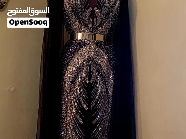 فستان مشكوك خراز فضي ولون عنابي مع اكمام موصوله من الكتف للارض اكتير حلو مش ملبوس وصل اكبر من مقاس