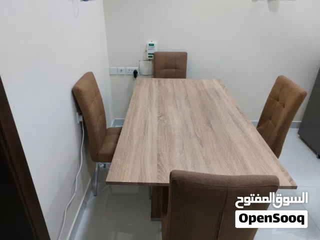 للبيع طاولة طعام من  هوم سنتر  مع 4 كراسي – بحالة ممتازة Dining Table Set for Sale ( Home center)