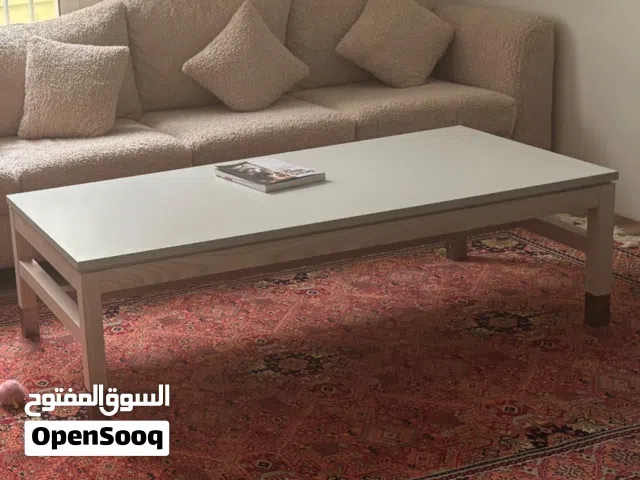 طاولة بيضاء كبيرة