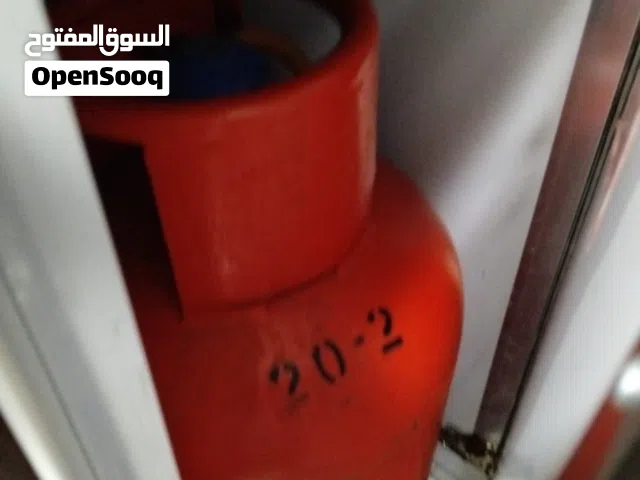 اسطوانة غاز مع منظم و خرطوم. و غاز
