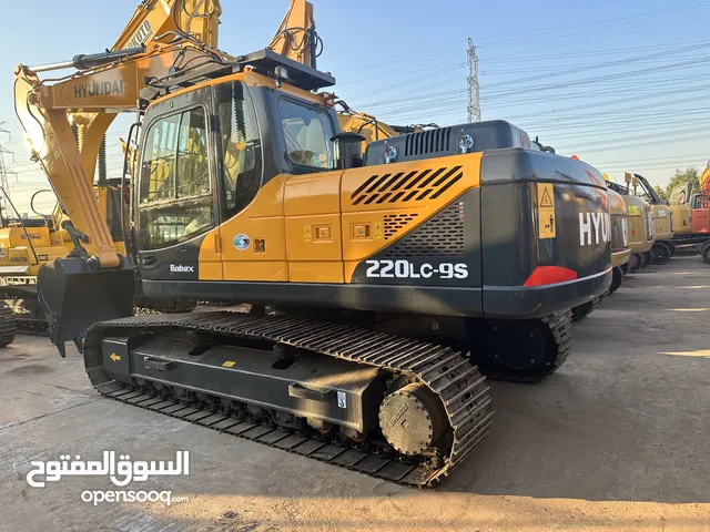  Tracked Excavator Construction Equipments in Al Riyadh
