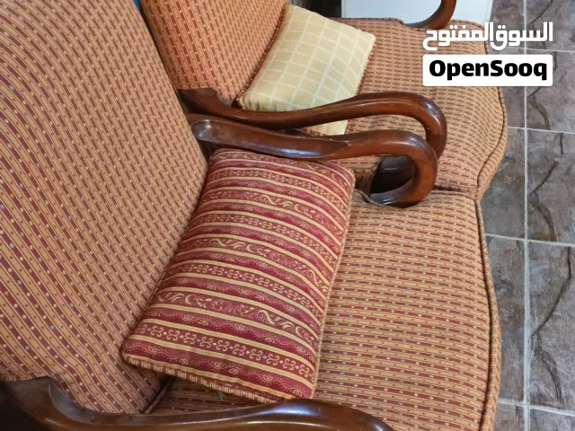 طقم كنب7  مقاعد بحالة ممتازة اسفنج وكاله