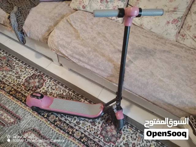 سكوتر كهربائي استخدام مرتين فقط مناسب من عمر  6سنوات لحد عمر 12 حالته ممتازه كالجديد مع وجود فاتورة