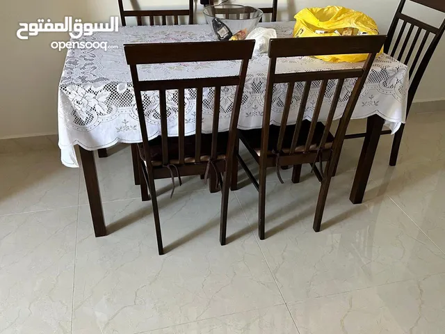 طاولة خشبيه مع كراسي للبيع