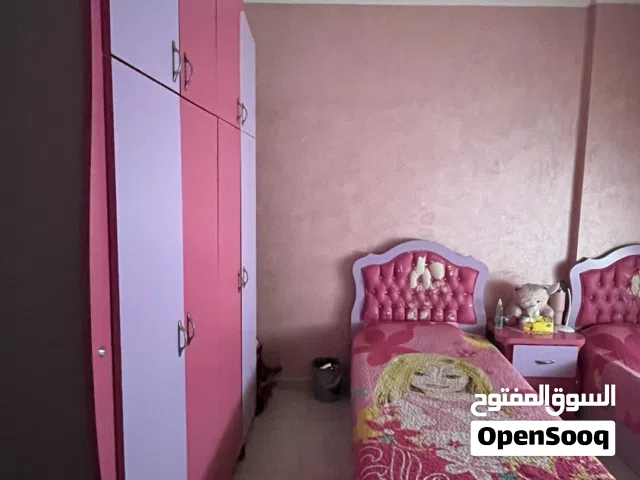 غرفة نوم بحالة ممتازة للبيع