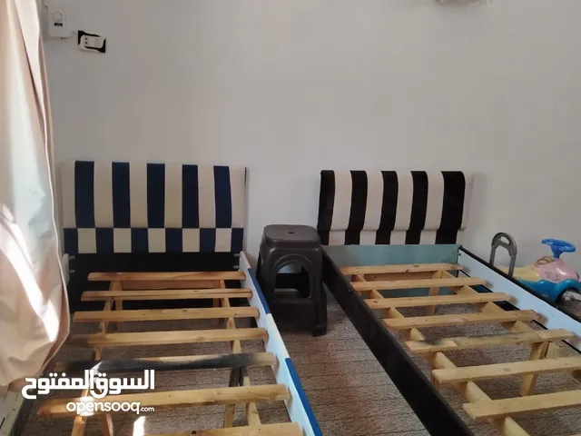 سرير عدد 2 للبيع بحال الوكاله تنجيد كامل خشب ممتاز مع سلالم عدد 2 ولا خدش ولا كسر لون بني ولون ازرق