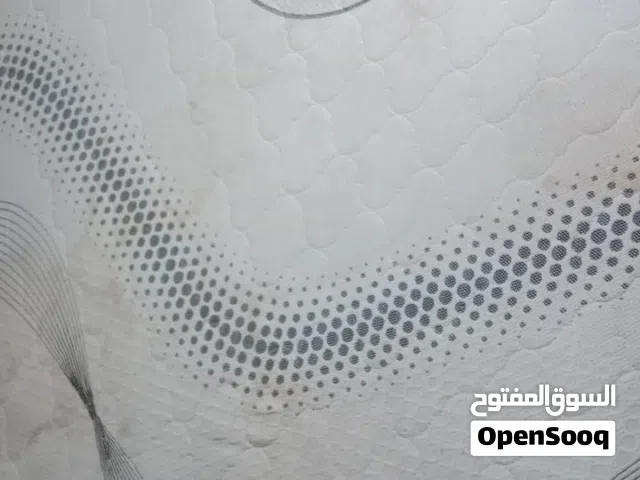 مرتبه جولد بد مقاس 180سم في  2 متر  سوست ارتفاع 30سم  بحاله ممتازه جداااا  ومعها 2 مخدات مقاس 180سم