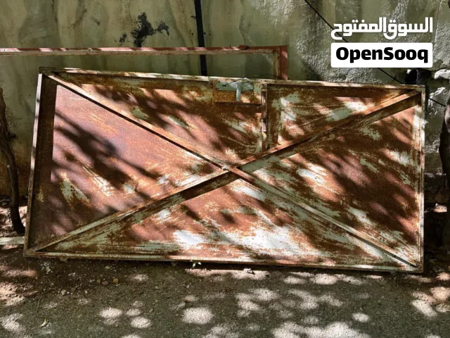 باب حديد مستعمل تفصيل ثقيل الباب بحاجة دهان مع حلق