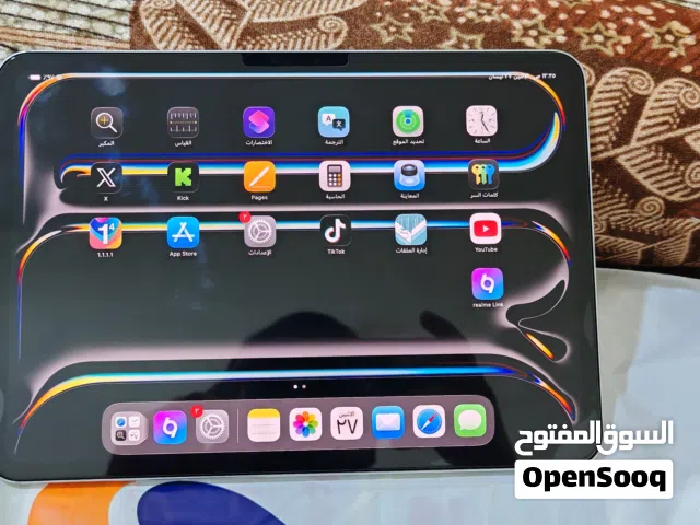 ايباد برو حجم الشاشه 11انش 2026 معالج m5 لون الايباد سلفر عدد دورات 157 والبطاريه اليوم يله صارت 99.