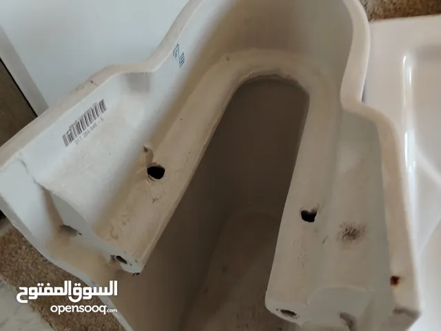 مغسلة مع القاعدة مستعملة بحالة جيد جدا استخدام سنتين