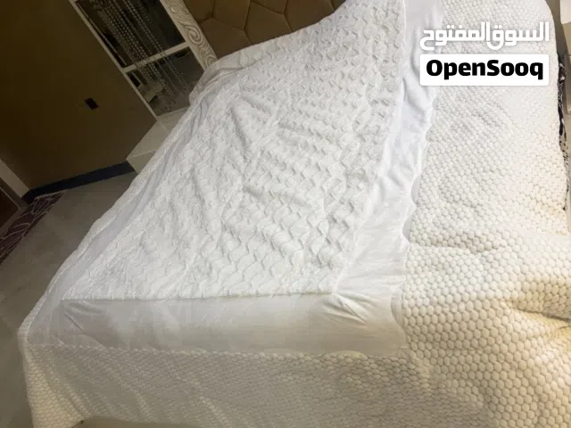 لحاف لون ابيض شتوي من داخل بطانية