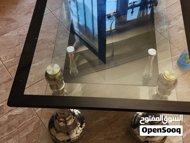 طاولات جانبية مع طاولة كبيرة من زجاج