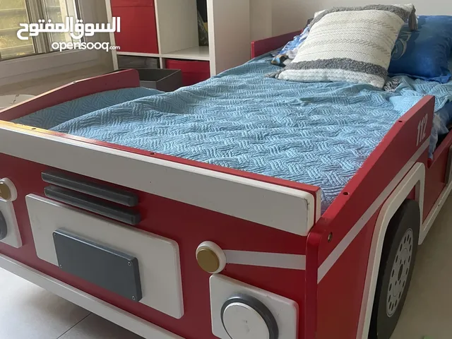 تخت نوم للاطفال على شكل سيارة
