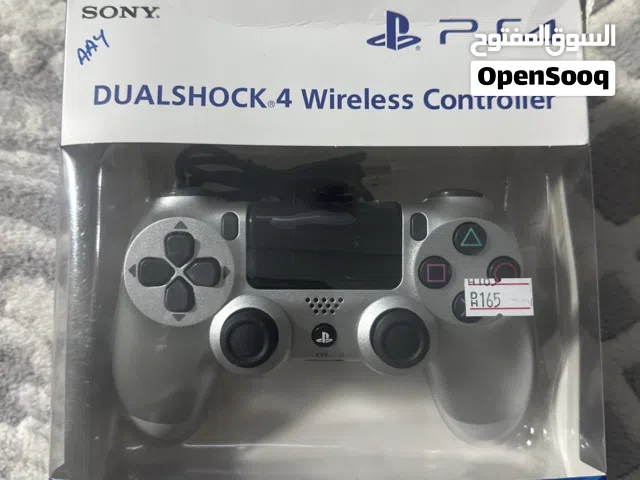 للبيع يد سوني 4 مع الشاحن اللون سلفر جديد غير مستخدم PS4 controller with charger Silver brand new