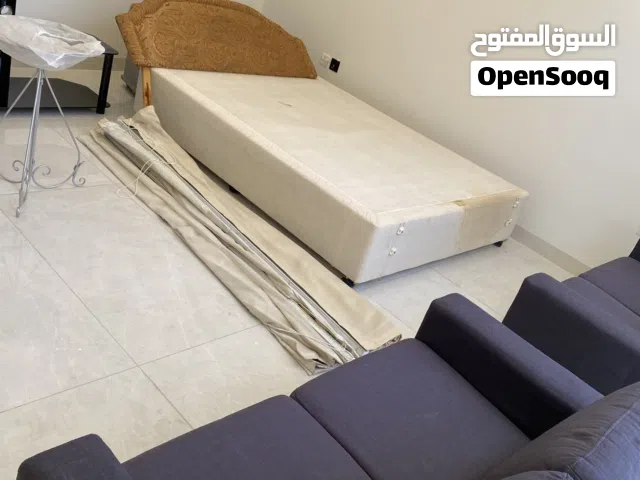 هيكل سرير مع ستاير وعدد 2 كنب وطاولة تلفزيون 350 درهم