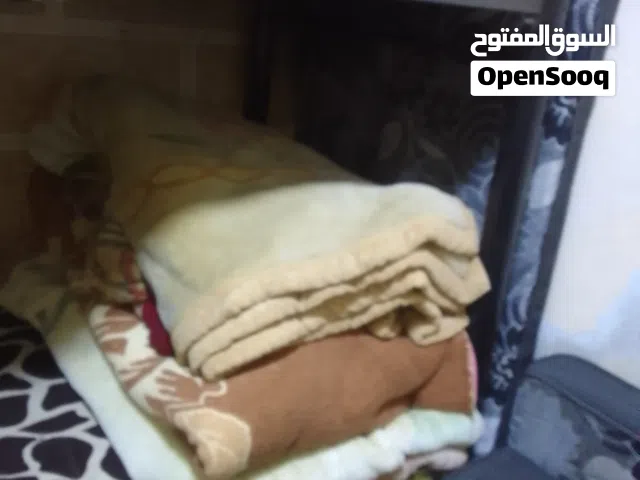 يوجد حرامات وبطانيات  كمية مناسبة بحلة جيدة للبيع بسعر مغري