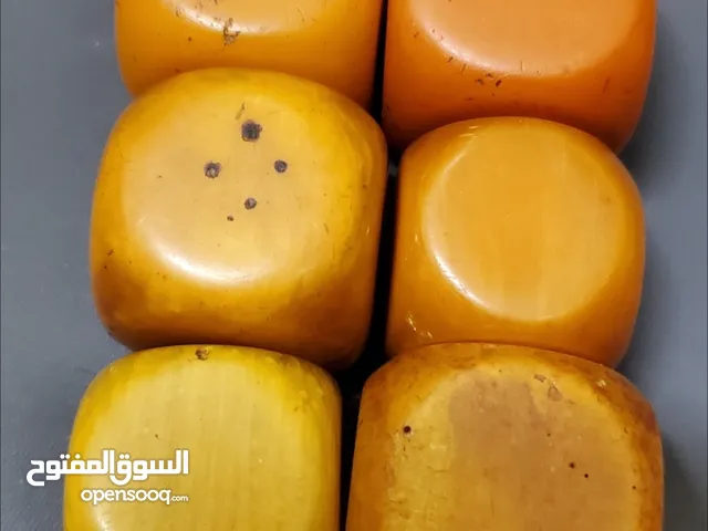 نشتري مكعبات الكهرمان القديمة
