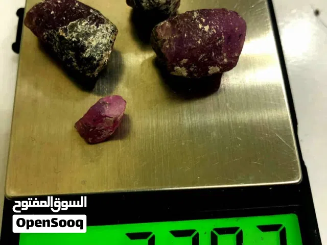 ياقوت زفير خام وردي فاتح طبيعي 100% 4 قطع وزنهم 23 جرام شفاف ونقي