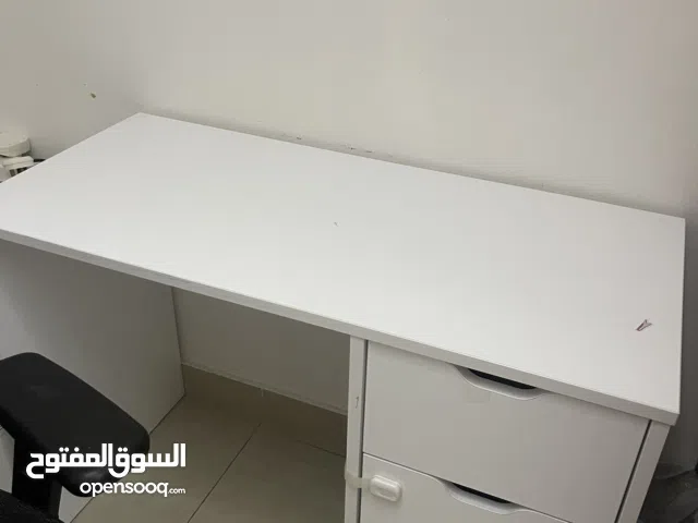 طاوله وكرسي