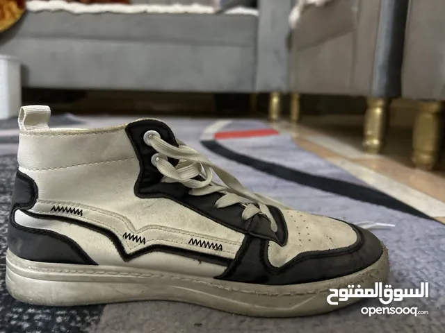 39.5 Casual Shoes in Al Ahmadi