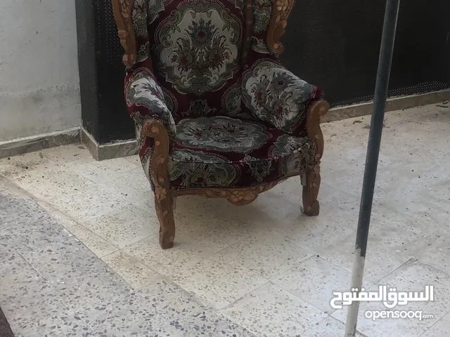 كنب ثلاثية وثلاثة مفردات للبيع... خشب زان ... مستعمل... بحاجة الى تنجيد
