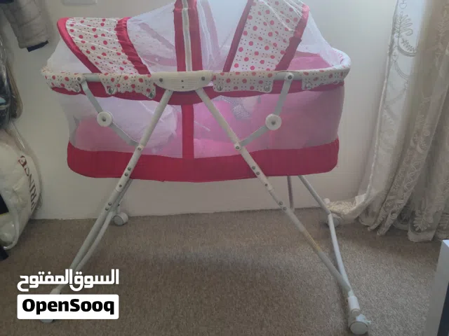 سرير بيبي بناتي/أو ولادي بحالة الوكالة  موجود بالرمثا