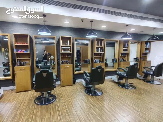 كراسي  حلاقة رجالية عدد 5وكرسي مساج بدكير ومنكسر للبيع وجهاز للبشرة