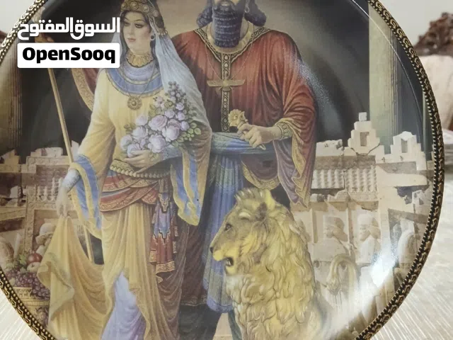 طبق زخرفي أنيق مع حامل.