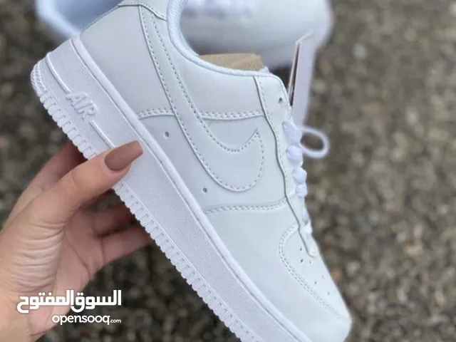 حذاء اير فورس ون لون ابيض قياس 42 ما ملبوس ولا مرة سبب البيع كبر الحجم
