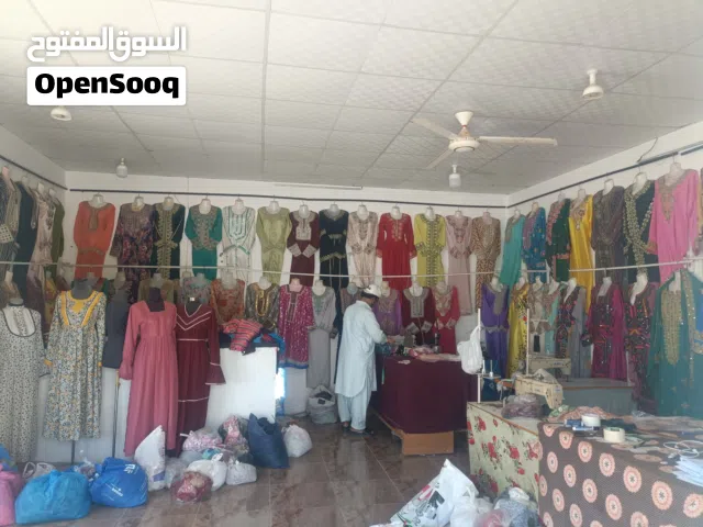 محل خياطة ملابس نسائية للبيع مع كامل الأدوات