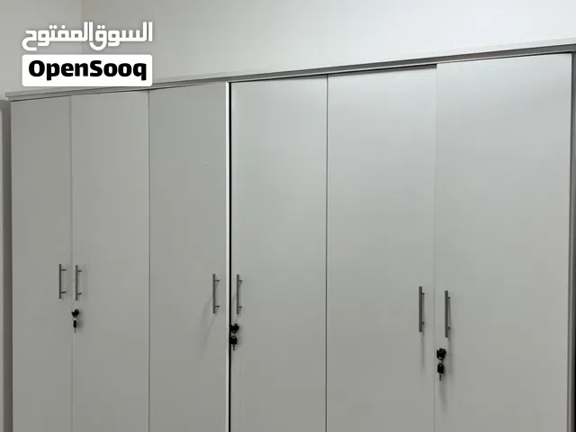 خزانة كبيره شبه جديدة للبيع ب 90 ريال قابل للتفاوض