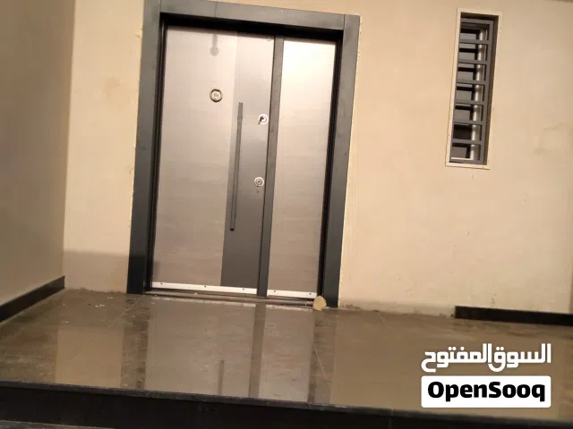 بيع عماره سكنيه ملك مقدس ثلاثه واجهات وامامها موقف للسيارات والخلف جامع ميزران