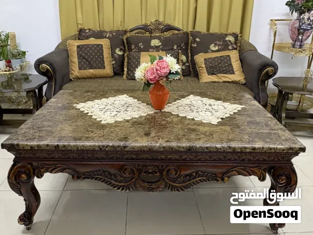 طقم كنب مع الطاولات للبيع بسعر مغري