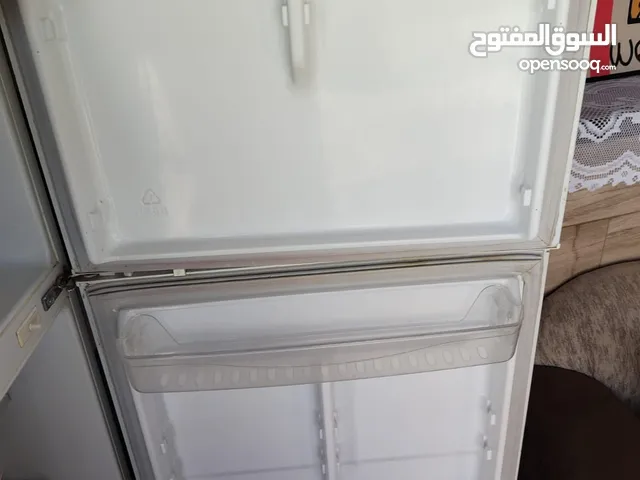 ثلاجة دايو حجم كبير وبترينا وطاولة عرض بسعر مغررري