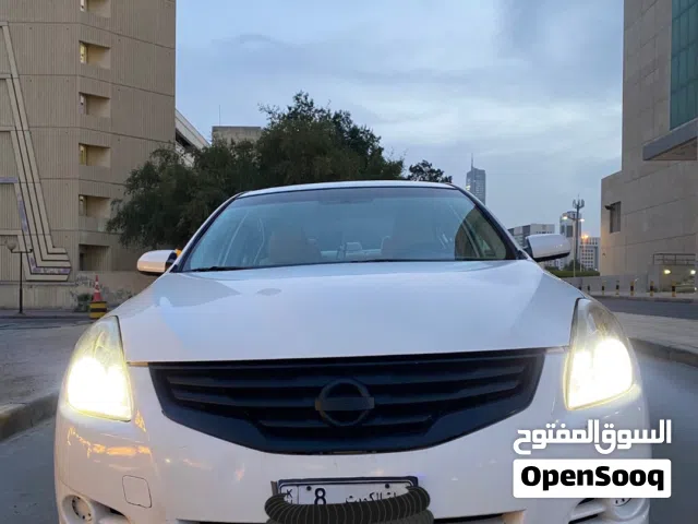 2012 نيسان التيما Standard