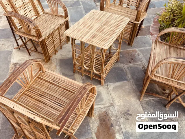 كراسي وطاولات