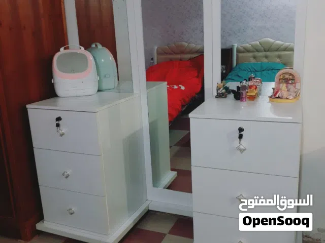 ميز تواليت أبيض مع مرآة و3 أدراج – بحالة ممتازة