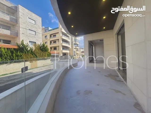 شقة ارضية مع ترس للبيع في حي الصحابة بمساحة بناء 180م