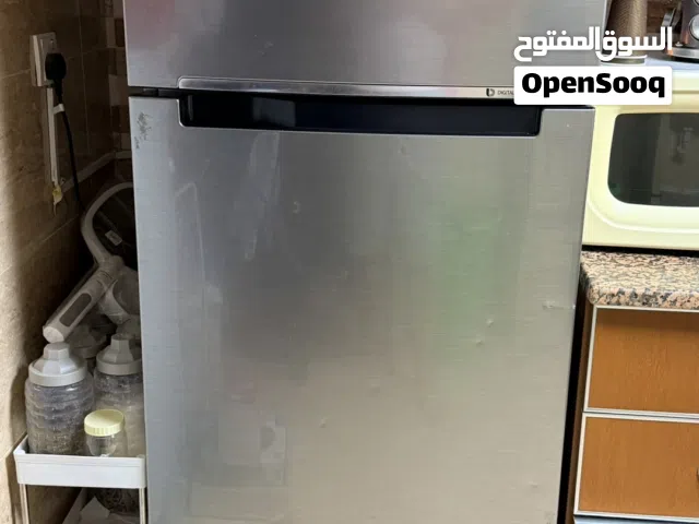 اجهزة كهربائية وغرفة نوم وصوفا