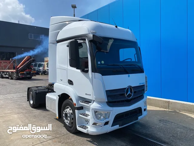 Tow Truck Mercedes Benz 2015 in Sharjah