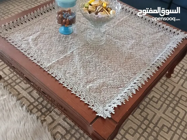 طاولة وسط مع طاولتين جانبيات