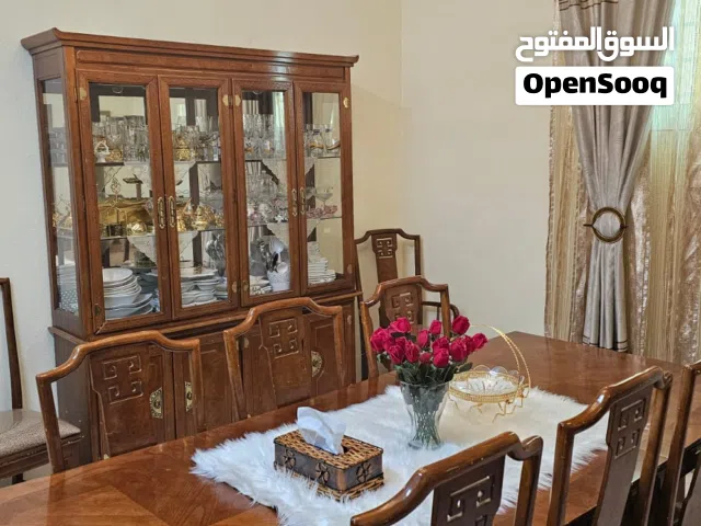 غرفة سفرة مكونة من طاولة سفرة تتسع ل8 كراسي