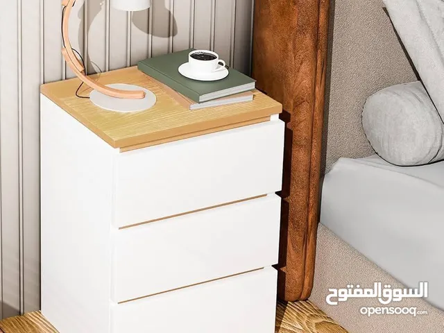 خزانة بيضاء جانبية أنيقة بلمسة خشبية عصرية الاناقة والبساطة في تصميم واحد ادراج عملية لحفظ اغراضك