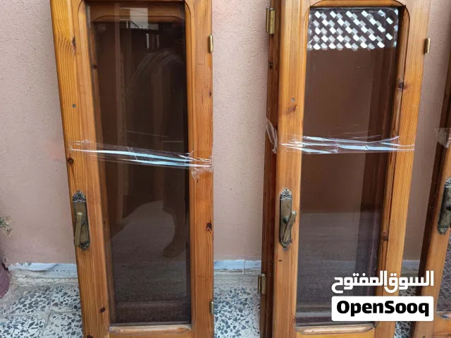 20 نوافد خشبية كاملة بماحقاتها في حالة ممتازة